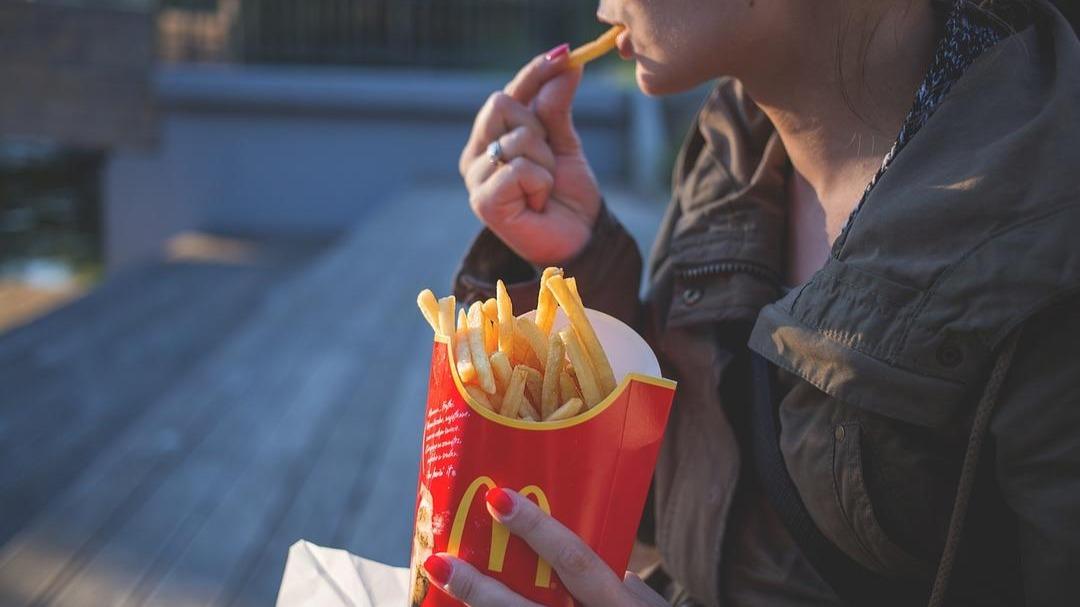 Comiendo papas fritas